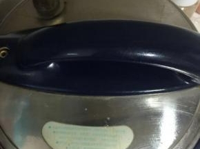 插上电源，盖好盖子，按'鸡'键即可！

