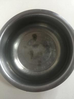 烧两壶开水加入8勺盐搅拌一下，晾凉备用！



