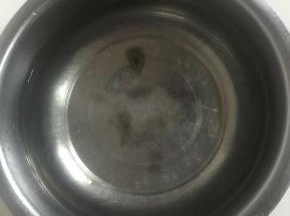 烧两壶开水加入8勺盐搅拌一下，晾凉备用！



