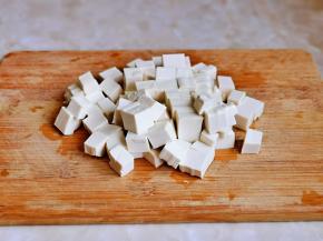 豆腐冷水冲洗，再切小块。