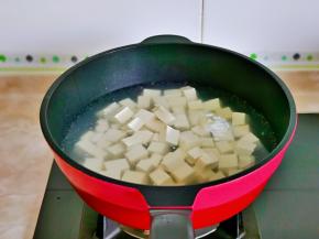 冷水下锅焯水，烧开后煮1分钟捞出。