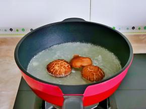 用焯豆腐的水焯一下香菇，香菇洗干净，放入锅中煮2分钟捞出。