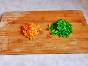 青椒去根去籽切丁，胡萝卜去皮切丁。