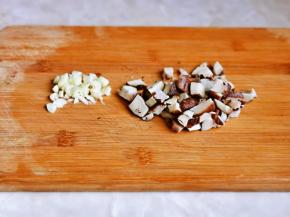 香菇切丁，大蒜去皮切碎。