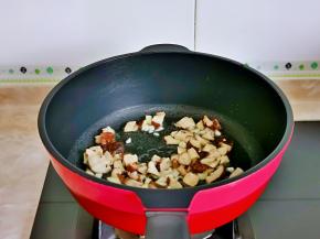 起油锅，加入蒜末炒香，再加入香菇煸炒。