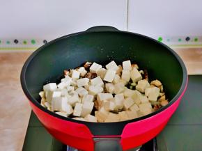 加入焯水的豆腐。