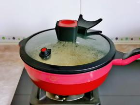 盖上盖子焖2-3分钟。