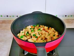 翻炒至胡萝卜与青椒断生即可关火。