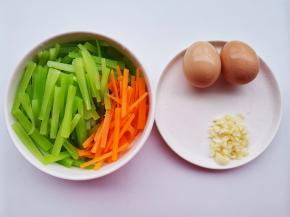 莴笋胡萝卜切条，大蒜切碎。