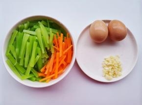 莴笋胡萝卜切条，大蒜切碎。