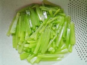 莴笋胡萝卜焯水2分钟捞出过凉。