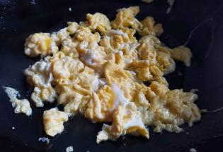 鸡蛋打散加一丢盐、油热放入蛋液煎熟盛出。