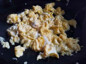 鸡蛋打散加一丢盐、油热放入蛋液煎熟盛出。