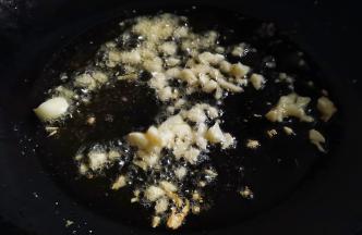 大蒜爆香。