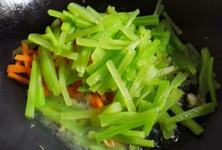 加入莴笋胡萝卜翻炒1分钟。