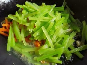 加入莴笋胡萝卜翻炒1分钟。