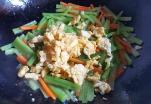 加入鸡蛋翻炒30秒。