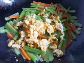 加入鸡蛋翻炒30秒。