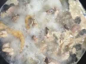 鸡冷水下锅，慢慢的浸出血水，焯水2分钟左右捞出备用！

