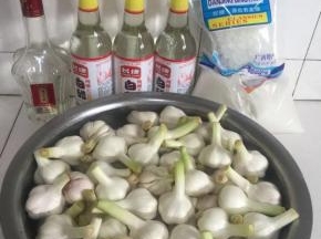 浸泡蒜瓣的时候，我们可以来准备腌制水晶糖蒜所需要的配料：白米醋3瓶，冰糖300克，白糖500克，白酒5滴！



