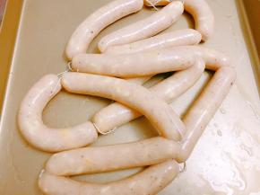 肠衣套在灌肠器上接头用线扎紧，灌入鸡肉馅用针排一下气，按自己喜欢的大小系上棉线，不要灌的太紧以免煮的时候爆开。
全部灌完后用干净毛巾擦干净表面，挂在衣架上晾干表皮（夏天请放在空调出风口处）