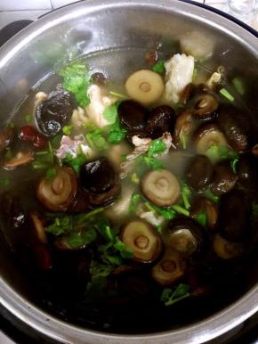 等到电压力锅指示灯跳到保温键，气压阀落下后，打开盖子，放入切好的香菜即可享受美味啦！

