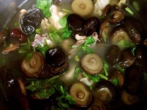 等到电压力锅指示灯跳到保温键，气压阀落下后，打开盖子，放入切好的香菜即可享受美味啦！

