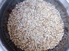 薏米淘洗干净用清水浸泡六个小时