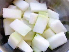 冬瓜切成大小均匀的块状