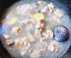 新鲜的排骨用清水浸泡半小时去除血水后洗净，锅中烧开水放入排骨同时放入料酒焯水去除油脂和杂质，焯好水的排骨立即放入冷水中多冲洗几遍洗净，排骨放入锅中添加适量清水放入八角花椒姜片石斛大火炖起来炖制排骨六成熟即可