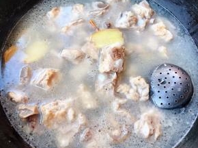 新鲜的排骨用清水浸泡半小时去除血水后洗净，锅中烧开水放入排骨同时放入料酒焯水去除油脂和杂质，焯好水的排骨立即放入冷水中多冲洗几遍洗净，排骨放入锅中添加适量清水放入八角花椒姜片石斛大火炖起来炖制排骨六成熟即可