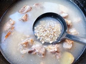 薏米放入排骨汤中也可以适量添加少许清水大火煮起来