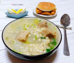 冬瓜薏米排骨汤装入容器中就大功告成了