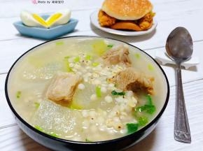 冬瓜薏米排骨汤装入容器中就大功告成了