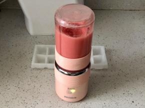 把西瓜切成小块，放入榨汁杯榨成汁，西瓜水分很多，所以可以不加一滴水直接搅拌。