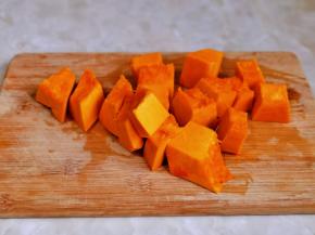 首先将南瓜去皮去瓤，洗干净后切块。