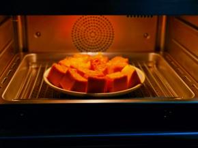 装盘入蒸箱蒸熟。