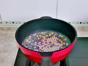 利用这时间煮圆子，水开后下圆子，中火煮，小圆子漂浮在水面上说明就熟啦！