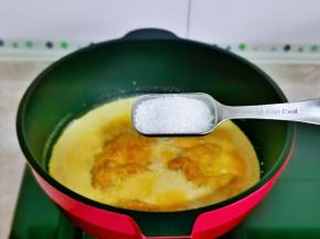 按个人口味加入白砂糖，小火煮一边用铲子搅拌。