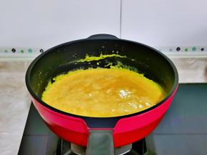 最后淋上糯米粉水搅拌至粘稠即可关火。