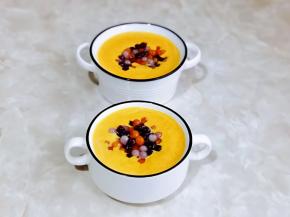 盛出装入碗中，把煮好的彩色圆子放上面就可以啦！