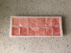 把榨好的西瓜汁倒入冰格，放进冰箱冷冻一夜。