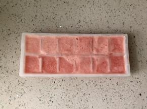 把榨好的西瓜汁倒入冰格，放进冰箱冷冻一夜。