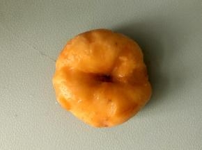 水蜜蟠桃去掉皮，成熟的水蜜蟠桃可以直接把皮剥掉，或者借助削皮刀。