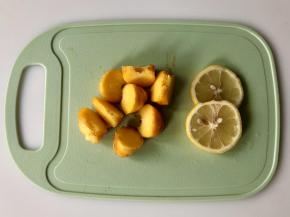 把水蜜蟠桃对半切后去掉桃核，然后切成块，柠檬切下两片备用。