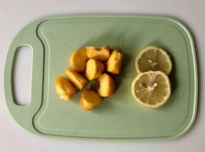 把水蜜蟠桃对半切后去掉桃核，然后切成块，柠檬切下两片备用。