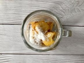 把水蜜蟠桃块放入玻璃杯，加一勺白砂糖。因为我用的是无味的苏打水，所以加了糖调味，如果用雪碧或别的有甜味的汽水，就可以不加糖了。