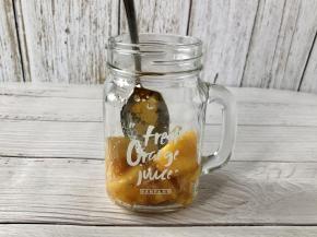 用勺子把白砂糖拌一拌匀。