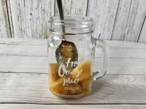 用勺子把白砂糖拌一拌匀。