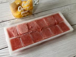 把冻好的西瓜冰脱模。